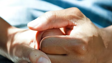 Keutamaan menjenguk orang sakit